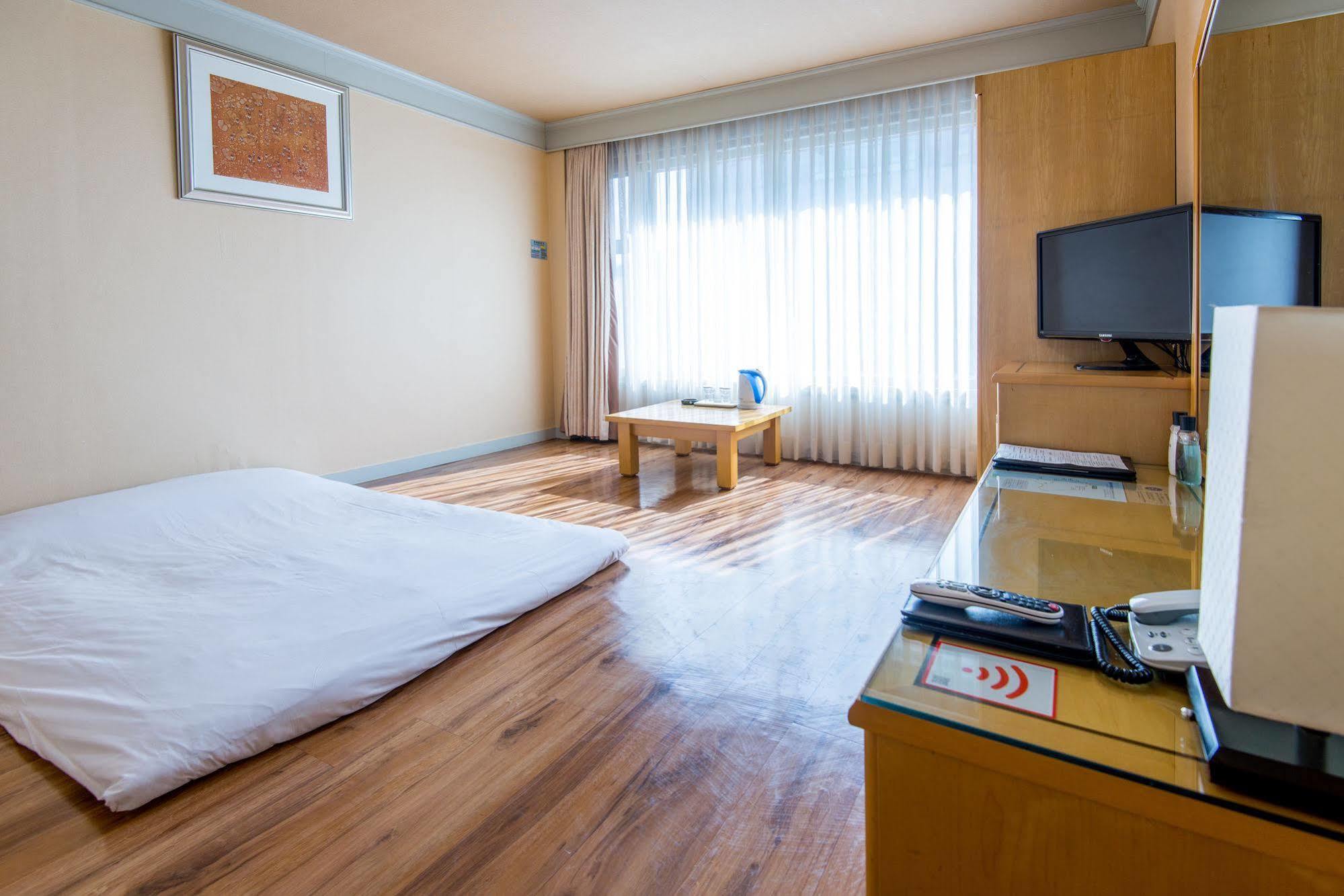 Hawaii Hotel Jeju Exterior photo